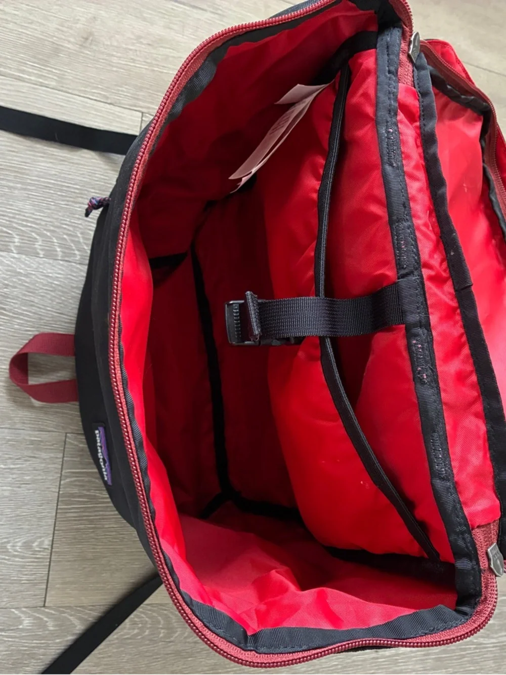 Patagonia Toromiro 22L Backpack Hiking pack black with red interior - Picture 2 of 5